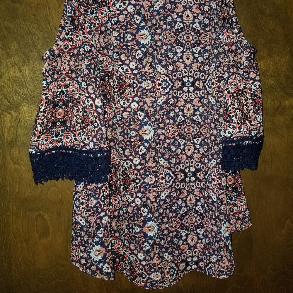💗XHILARATION Cold Shoulder Pink and Blue Floral High/Low Top Size Small EUC - Picture 4 of 7